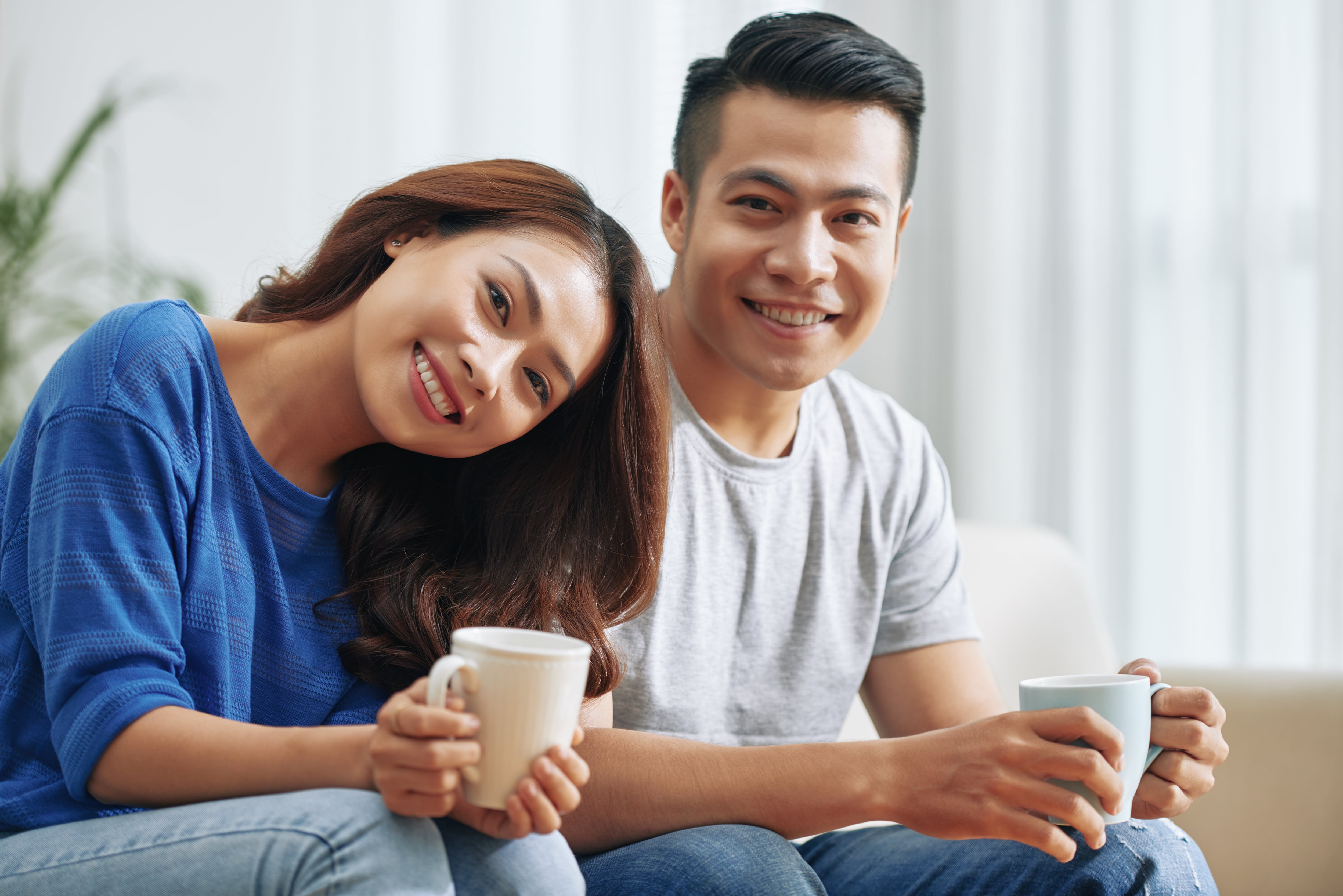 Pasangan Asia yang gembira dengan Zero Deposit Sewa Rumah Malaysia